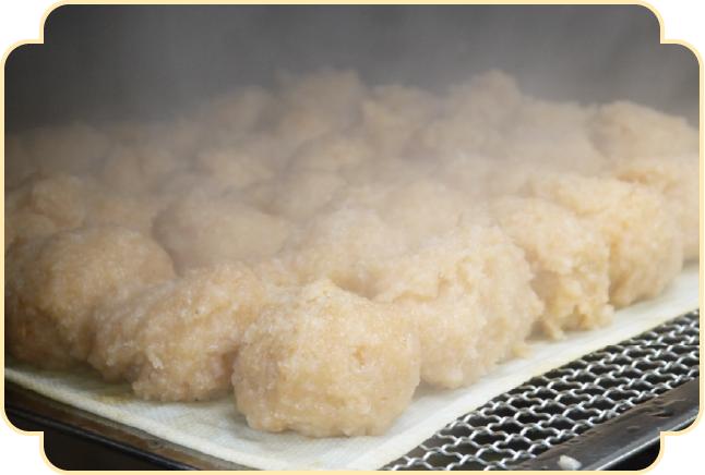 蒸した原料を薄く並べた製造工程