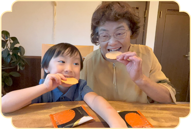 千歳のえびを楽しむ子どもと年配の女性